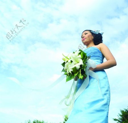 蓝天下的新娘图片