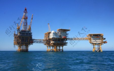 海上炼油平台图片