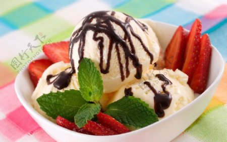 脆巧克力香草冰淇淋图片