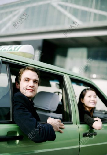 出租车上的商务美女帅哥图片