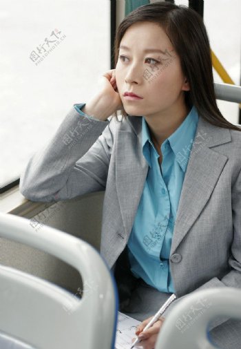 坐在公交车上的商务美女图片