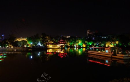 桂林市榕湖夜景中的龙船图片