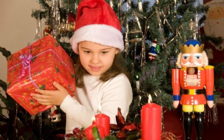 圣诞抱着礼盒的漂亮小女孩图片