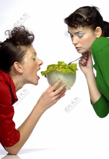两个吃蔬菜美女图片