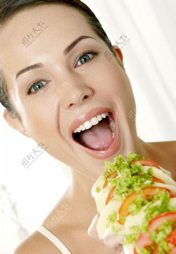 吃蔬菜沙拉的漂亮女人图片
