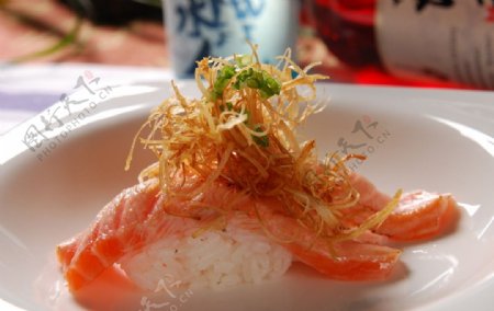 火炙三文鱼配香葱寿司图片
