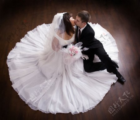 木地板上浪漫新娘新郎图片