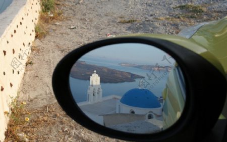后视镜中的圣托里尼蓝顶教堂图片
