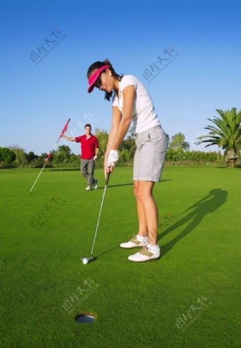 打高尔夫优雅贵妇图片