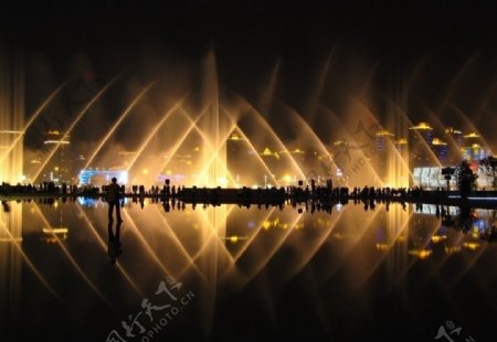 庆典广场上的音乐喷泉表演图片