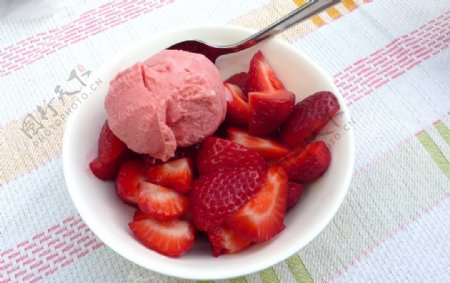红草莓雪糕图片