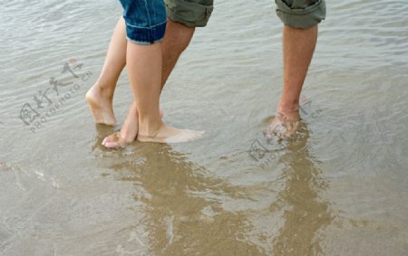 海边沙滩恋人腿部特写图片
