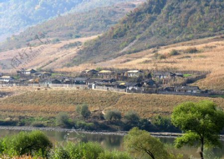 鸭绿江对岸的朝鲜村落图片