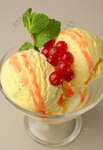 奶油水果冰激淋图片