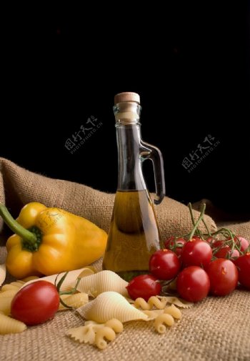绒布上的比萨洋酒西红柿青椒图片
