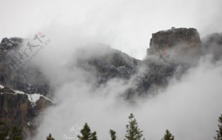 雾中雪山图片