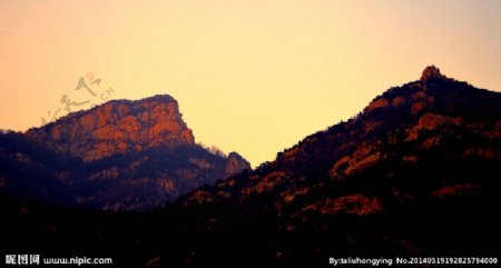 大山夕照图片