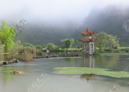 薄雾湖景图片