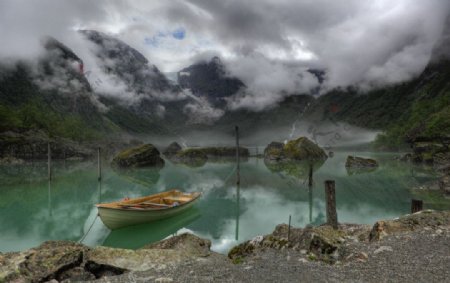 云雾缭绕的湖泊图片