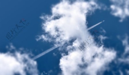 飞机划过天空图片