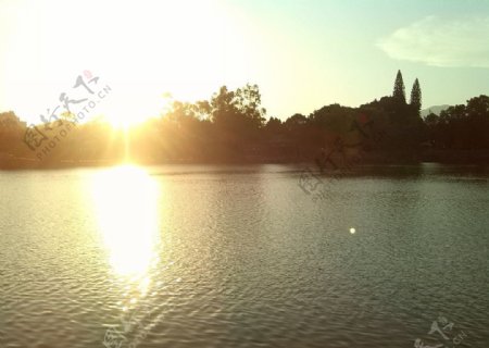湖面夕阳图片