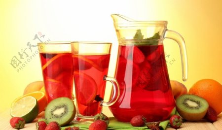 玻璃杯红色果汁图片
