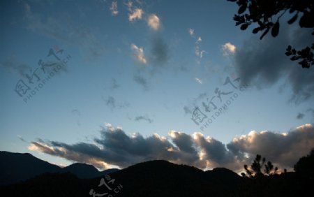 黄昏山顶上的云霞图片