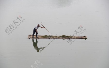 打渔捕鱼竹筏图片