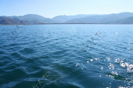 泸沽湖湖水图片