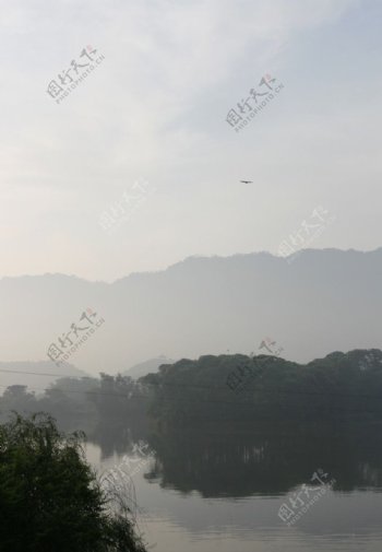 清晨龙水湖图片