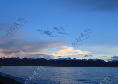 西藏纳木措日落晚霞图片