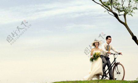 生活中的演戏中的情侣中国伉俪婚纱结婚结婚照自行车草地图片