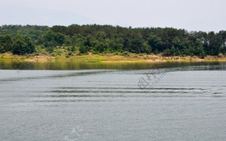 燕子湖的水波图片