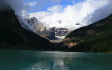 白云深山和蓝色的湖面图片