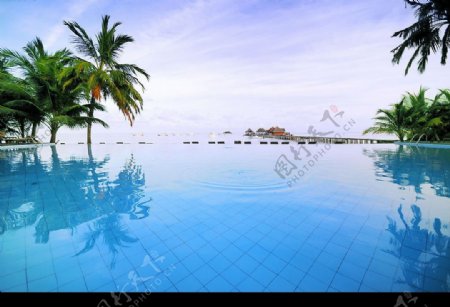 游泳池风景图片