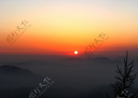 雾灵山日出图片