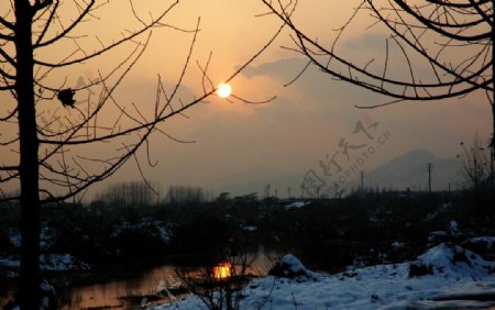 小河夕阳残雪图片