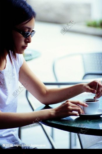 搅拌咖啡的女人图片