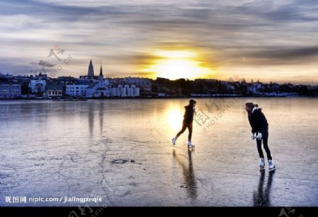 绚烂的城市湖面滑冰图片
