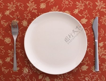 西式餐盘刀叉红桌布图片