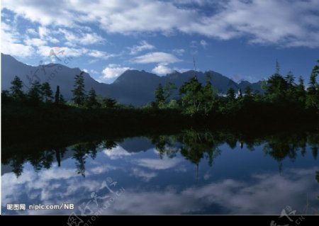 高山湖泊图片