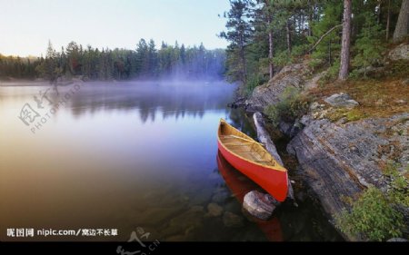 湖边泊船图片