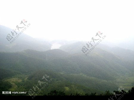 雾中的山景风景远河图片