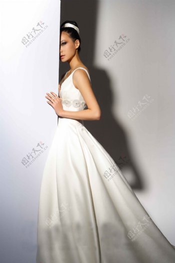 白色经典婚纱照图片