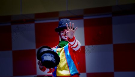 小丑表演图片
