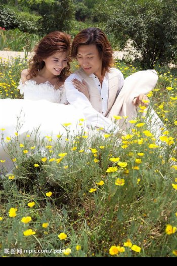 时尚的婚纱开满黄花的草地上图片