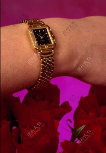 带着金色手表的手金手表漂亮的金表配带用品图片
