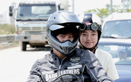 生活中的演戏中的情侣中国电单车摩托车图片