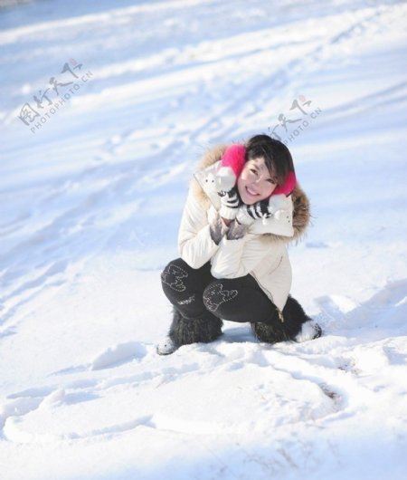 雪中女孩图片