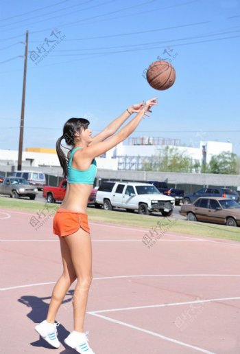 打篮球的美女图片